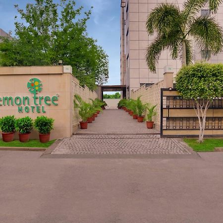 Lemon Tree Hotel, Нойда Экстерьер фото