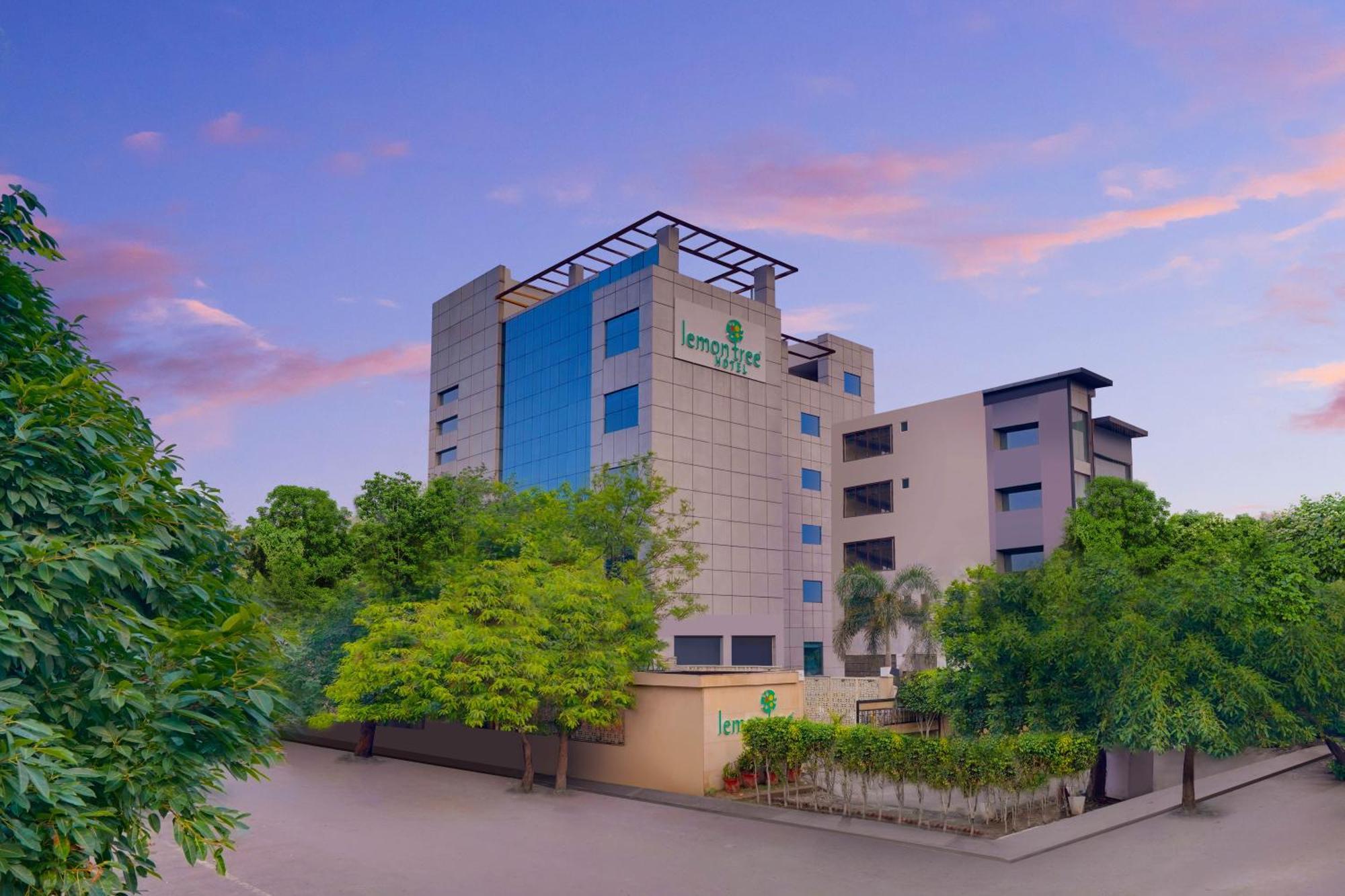 Lemon Tree Hotel, Нойда Экстерьер фото