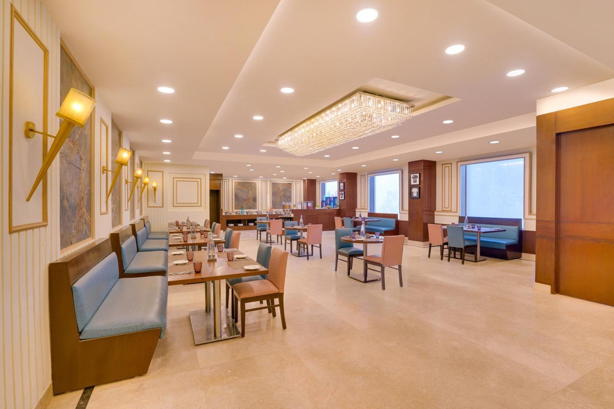 Lemon Tree Hotel, Нойда Экстерьер фото